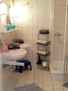 a bathroom with two sinks and a shower at Ferienwohnungen-im-Koog in Wesselburenerkoog
