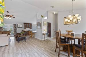 soggiorno e sala da pranzo con tavolo di Sandpiper Path | Palm Coast a Flagler Beach