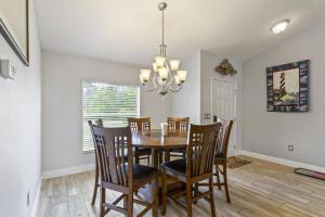 una sala da pranzo con tavolo e sedie di Sandpiper Path | Palm Coast a Flagler Beach