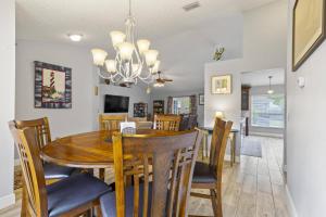 una sala da pranzo e un soggiorno con tavolo e sedie di Sandpiper Path | Palm Coast a Flagler Beach Altre 35 foto