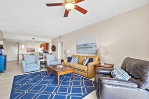 un soggiorno con un divano e un ventilatore a soffitto di 607-E-Splash a Panama City Beach