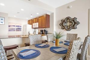 una cucina e una sala da pranzo con tavolo e sedie di 607-E-Splash a Panama City Beach
