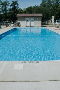 Πισίνα στο ή κοντά στο Deluxe Cabin6 Within Campground
