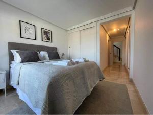 sypialnia z dużym łóżkiem i korytarzem w obiekcie Penthouse with sea views in Marbella w Marbelli