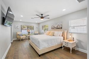 a bedroom with a bed with a ceiling fan at Florida Haven 4bd2.5 Vacation Ready Home in Seminole