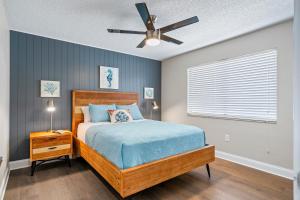 a bedroom with a bed and a ceiling fan at Florida Haven 4bd2.5 Vacation Ready Home in Seminole