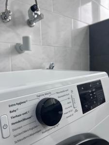 una lavadora con un cartel en la parte delantera en ROYAL RACiNG SUiTE, en Judenburg 29 fotos más