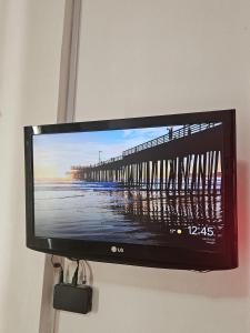 Un televisor de pantalla plana colgado en una pared con un muelle. en Terraza Perito Moreno, en Villa Carlos Paz 27 fotos más