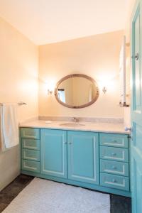 A bathroom at Galatea House Katoï with patio Még 35 kép
