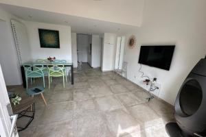 Televisyen dan/atau pusat hiburan di Pretty harbour house with garden