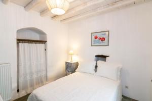A bed or beds in a room at Galatea House Katoï with patio