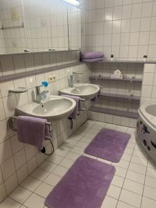 Ένα μπάνιο στο Schwarzwald-Luft 3,5 Zimmer 90qm mit Doppelgarage