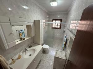 a bathroom with a sink and a toilet at PA 432 Linda Casa na Penha Próximo Metro Shopping Facil Acesso Guarulhos e Arena Corinthians in Sao Paulo