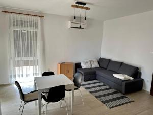 Ruang duduk di Maya Apartman