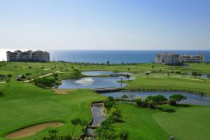 アシラにあるAppartement 2 chambres vue piscine - Marina Golf Asilahの海辺のリゾートのゴルフコースの眺め