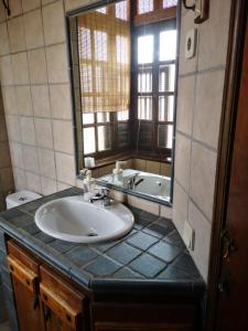 a bathroom with a sink and a mirror and a tub at Apartamento en Playa de Morro jable 1 habitación in Morro del Jable