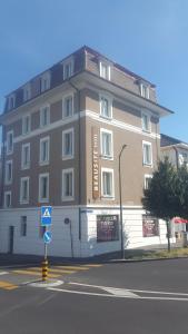 un gran edificio al lado de una calle en Beausite, en Lausana