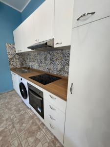 Kuchyň nebo kuchyňský kout v ubytování Domus Arco Romano