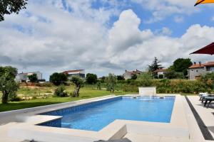 ein Swimmingpool im Hinterhof eines Hauses in der Unterkunft Villa Vala in Marčana
