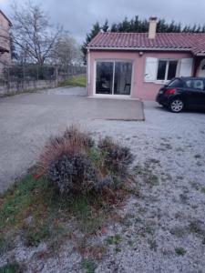 a car parked in front of a pink house at Chambre d'hôte entré indépendante tout équipé in Graulhet
