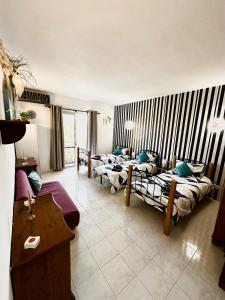 una sala de estar con dos camas y una mesa en Cozy apartment, en San Ġwann