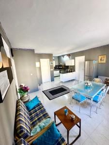 una sala de estar con un sofá y una mesa en Cozy apartment, en San Ġwann 53 fotos más