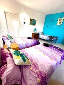 Dos camas una al lado de la otra en una habitación. en Cozy apartment, en San Ġwann