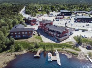 Una vista aérea de un edificio al lado de un cuerpo de agua. en Hotel Inari, en Inari