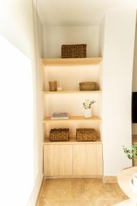 un estante en una habitación con cestas de mimbre en VERA SUN LUXURY new!!! 137 en Vera Coast, en Vera