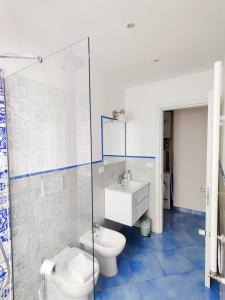 une salle de bain avec toilettes, lavabo et douche dans l'établissement Azure Stay, à Sperlonga