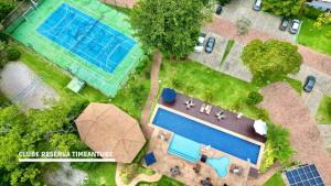 an overhead view of a swimming pool next to a house at Apartamento Reserva Time Antube Praia do Forte in Mata de Sao Joao