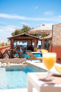 Bazén v ubytování Castaway Suites - Studios Christos nebo v jeho okolí