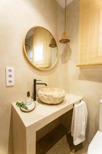 un baño con lavabo y espejo en VERA SUN LUXURY new!!! 137 en Vera Coast, en Vera 26 fotos más