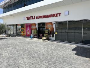 公寓内部或周边的超市或其他商店