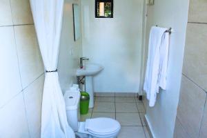 キガリにあるSalama Village Kigaliのトイレと洗面台付きのバスルーム