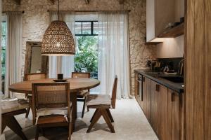 Кухня или кухненски бокс в Design Loft with private pool and SPA like feature
