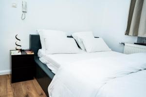 two beds sitting next to each other in a bedroom at Chambre R1 avec salle de bain partagée près de l'hôpital de la Citadelle à Liège in Liège