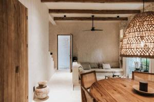 图卢姆Design Loft with private pool and SPA like feature的带沙发和桌子的客厅