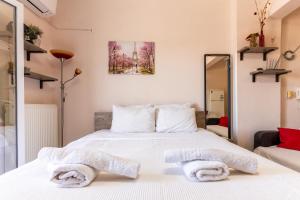 Un dormitorio con una cama con toallas. en Papi's Free Parking Apartments 2 - Studio, en Alexandroupoli