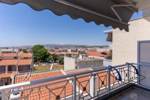 Un balcón con vista a una ciudad en Papi's Free Parking Apartments 2 - Studio, en Alexandroupoli