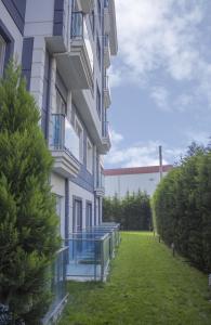 埃迪爾內的住宿－高級公寓式酒店，一座建筑旁边绿色庭院的建筑