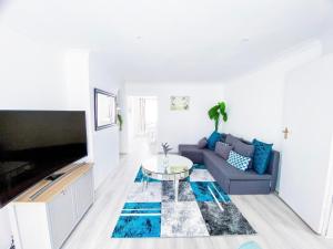 Μια τηλεόραση ή/και κέντρο ψυχαγωγίας στο Spacious 3 bed family home with garden