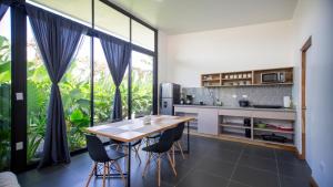 Kuchyň nebo kuchyňský kout v ubytování Toucan home + 37 fotografií