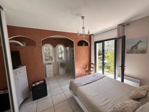 索雷德La villa des oliviers的一间卧室配有一张床,另一间卧室配有窗户