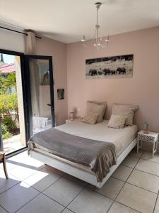 索雷德La villa des oliviers的一间卧室配有一张带吊灯的大床