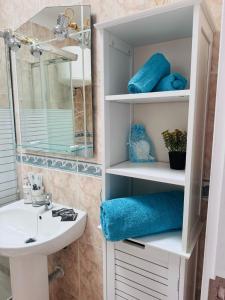 Et badeværelse på Blue Paradise Apartment