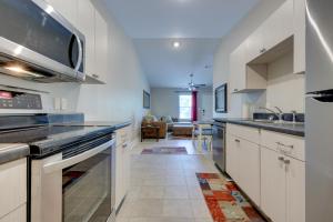 Una cocina o zona de cocina en Dog-Friendly Pensacola Duplex about 7 Mi to Downtown