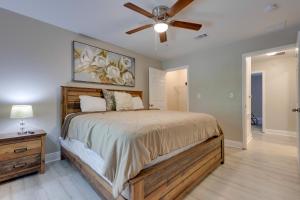 Cama o camas de una habitación en Dog-Friendly Pensacola Duplex about 7 Mi to Downtown