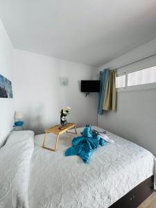 En eller flere senge i et værelse på Blue Paradise Apartment