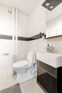 Ένα μπάνιο στο Calm and tidy room in apartment, 14min train ride to city center +15 φωτογραφίες